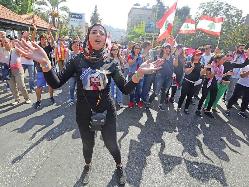 جانب من التظاهرات في صور جنوب لبنان أمس (رويترز)