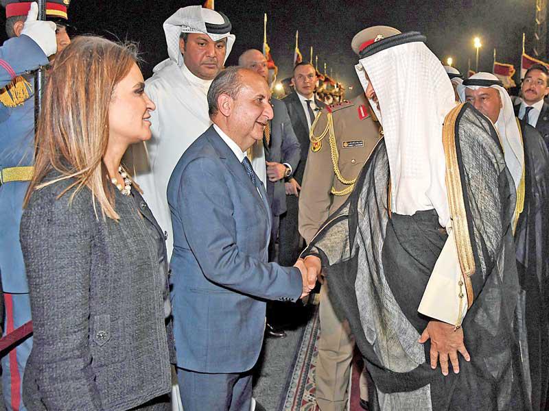 المبارك لدى مغادرته القاهرة في ختام زيارته الرسمية أمس الأول