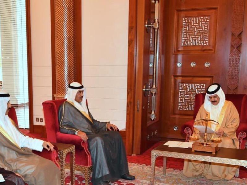 مبعوث سمو الأمير يسلم الرسالة إلى ملك البحرين