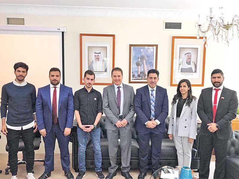 الملحق الثقافي متوسطاً أعضاء اتحاد أستراليا