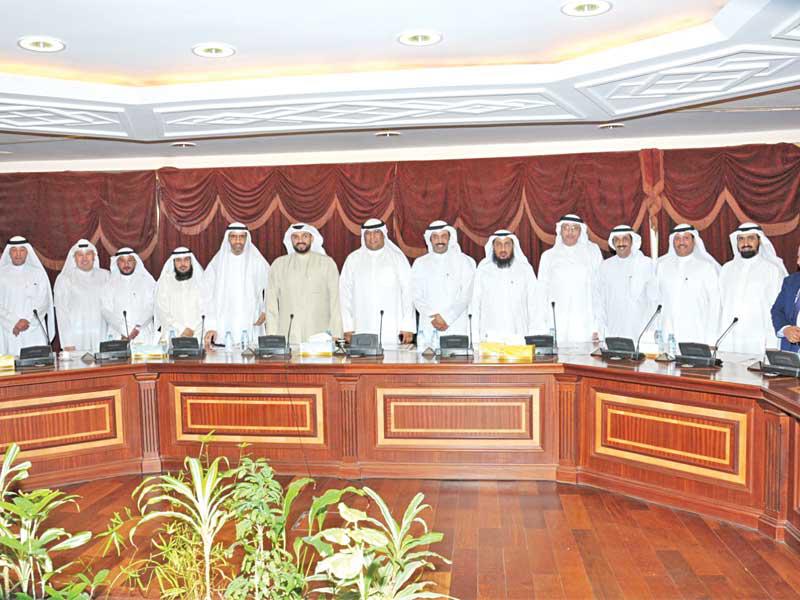 وكيل الشؤون متوسطاً مسؤولي الاتحاد والقوى العاملة