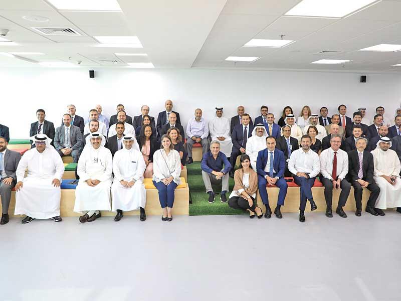 لقطة جماعية مع المشاركين في الندوةn