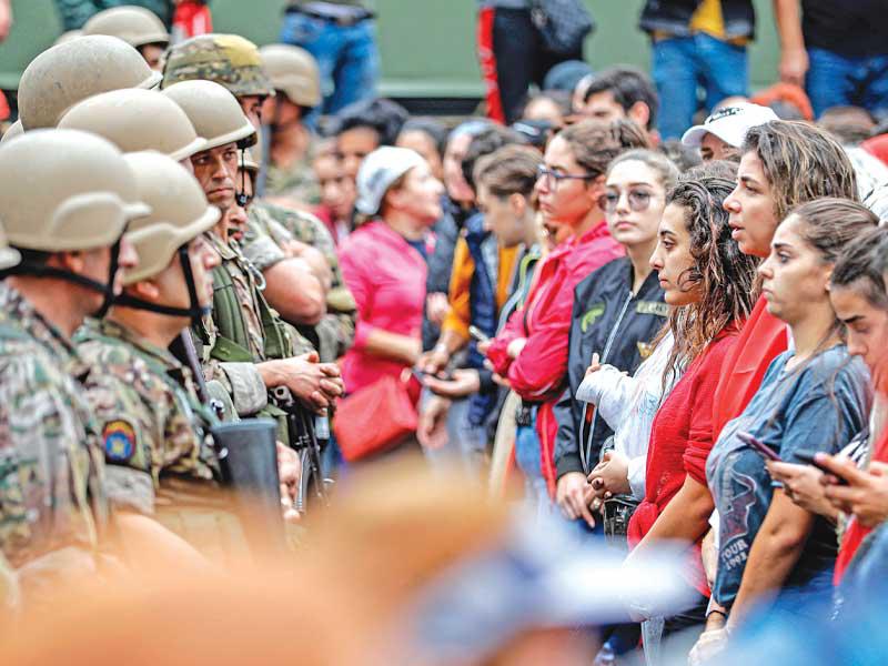 متظاهرات وجنود وجهاً لوجه في جل الديب أمس t(أ ف ب)