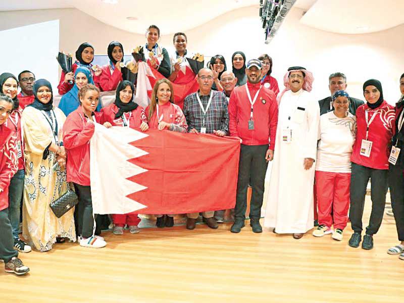 احتفال الوفد البحريني بخطف ذهبية زوجي البولينغ