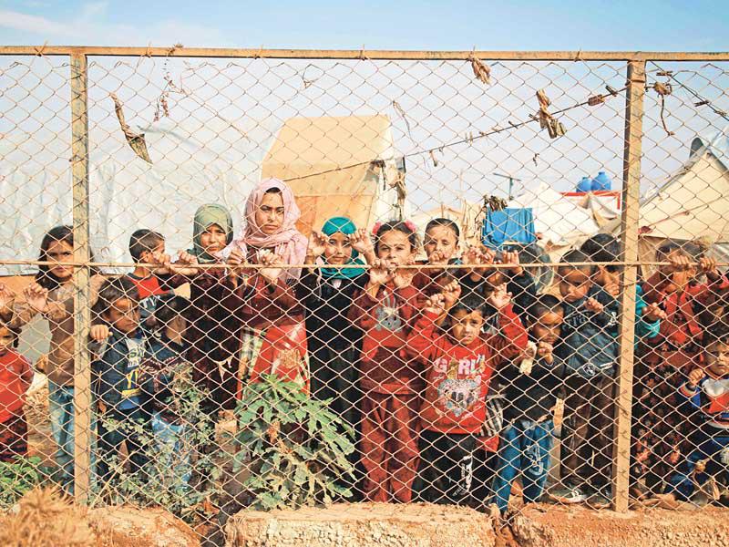 لاجئون سوريون على الحدود التركية قرب إدلب