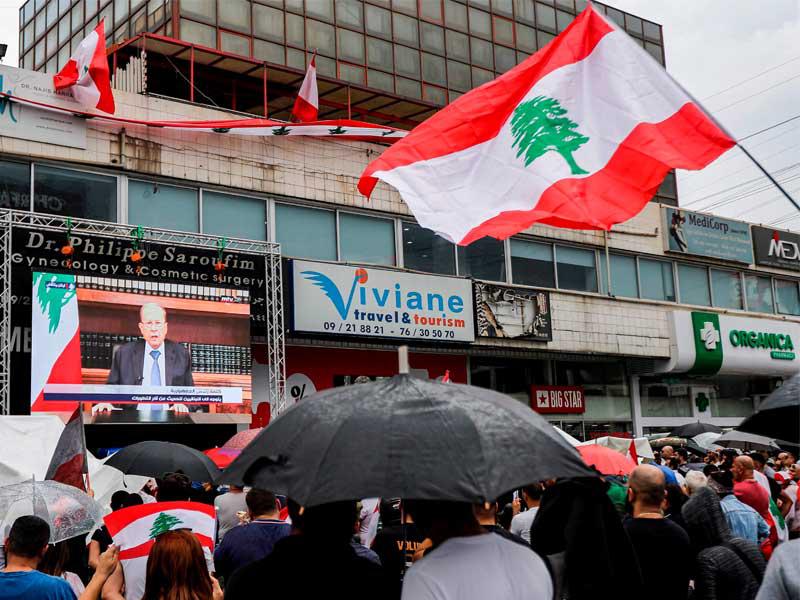 متظاهرون يستمعون إلى كلمة عون في الذوق أمس (أ ف ب) 