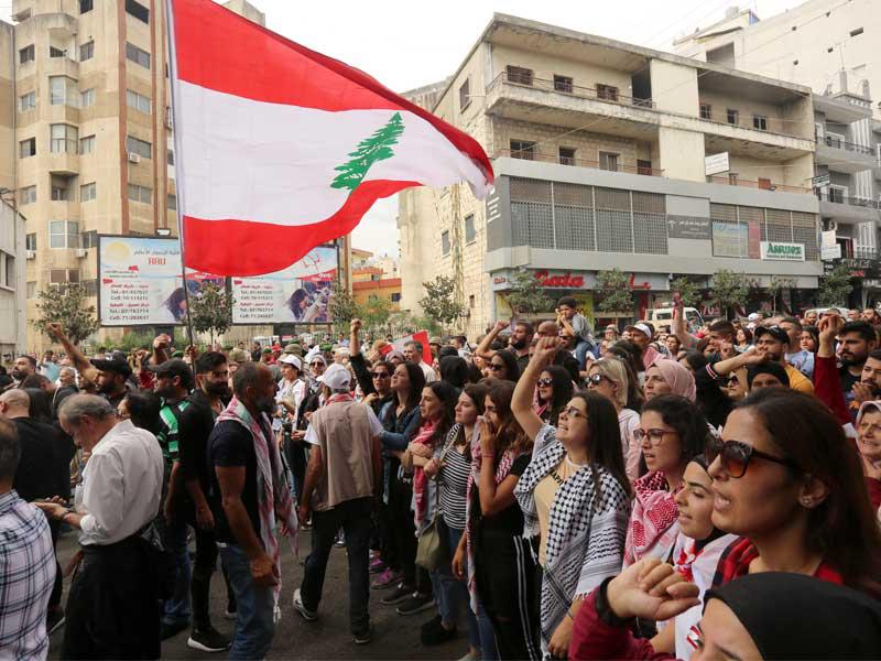 متظاهرون في مدينة النبطية الجنوبية أمس (رويترز)