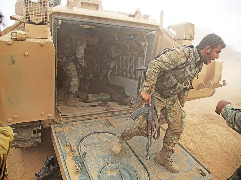 مقاتل سوري موالٍ لتركيا في شمال سورية      (أ ف ب)