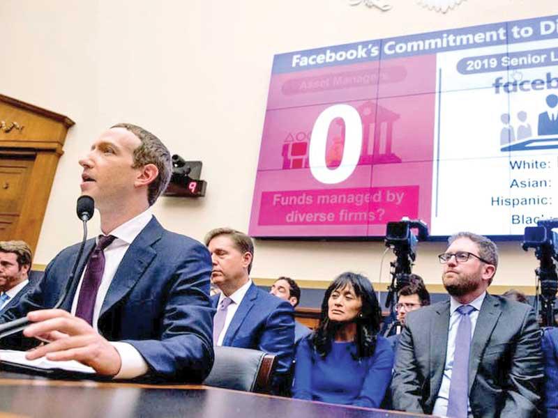 زوكربيرغ متحدثاً أمام المتبرعين