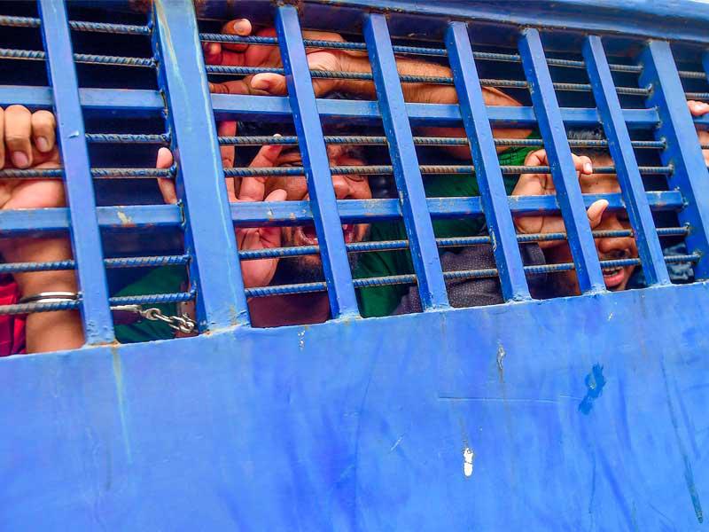 رد فعل مشتبه به داخل مركبة بعد صدور حكم قضائي بالإعدام