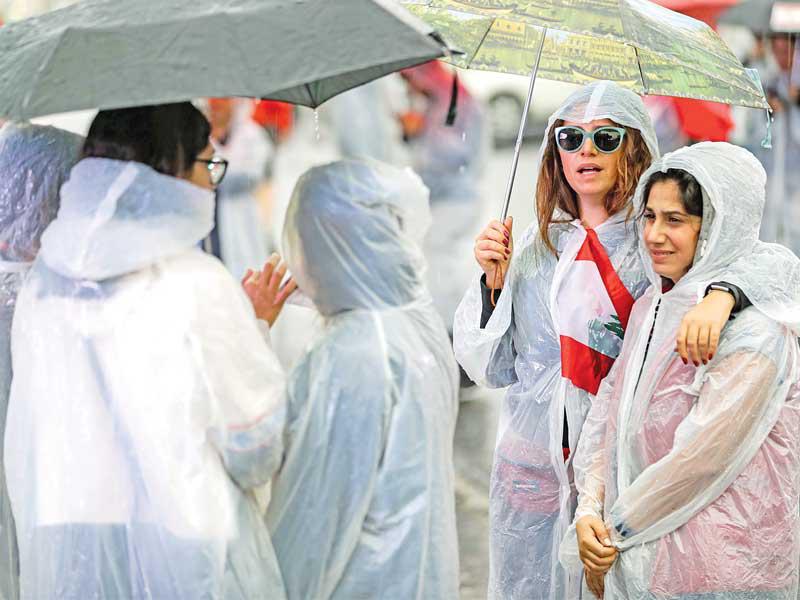 متظاهرات في ذوق مصبح رغم الأمطار (أ ف ب)n