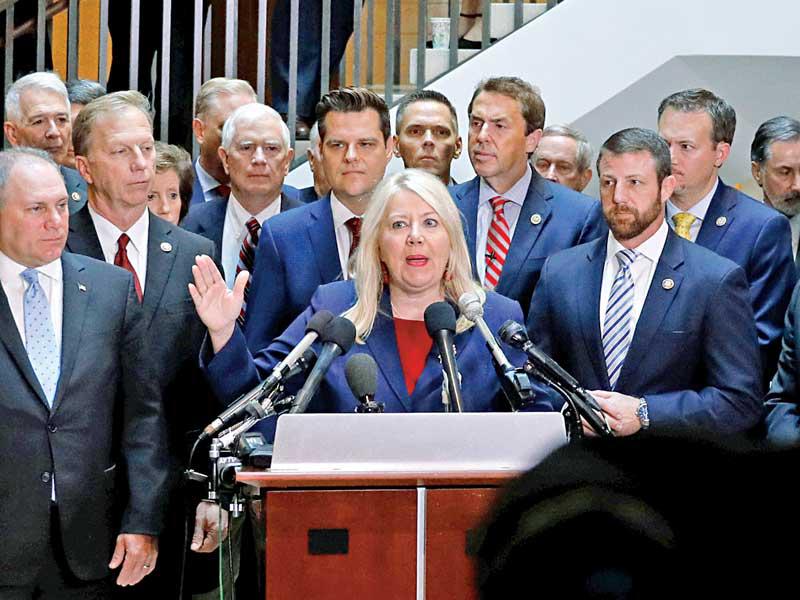 نواب جمهوريون يتحدثون إلى الصحافة بعد وصول كوبر للإدلاء بشهادتها في الكابيتول أمس الأول (رويترز)n