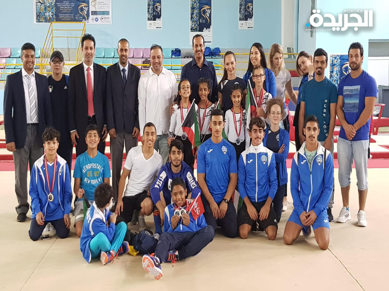 لاعبو ولاعبات المنتخب مع أعضاء الوفد