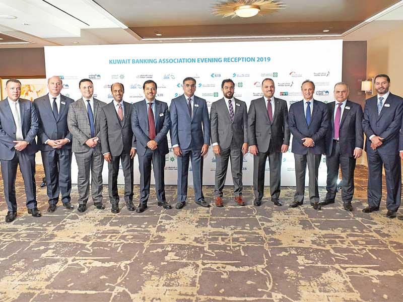 أعضاء مجلس الإدارة وفريق KIB مع محافظ «المركزي» في مؤتمر صندوق النقد 