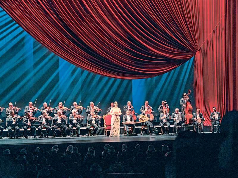 مي فاروق تتوسط فرقتها الموسيقيةn