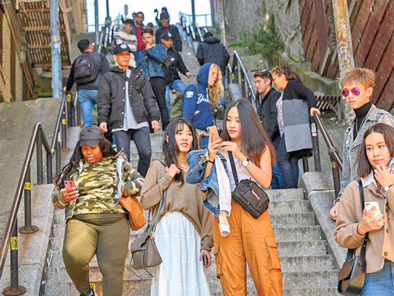 السلالم تمتلئ بالزوار