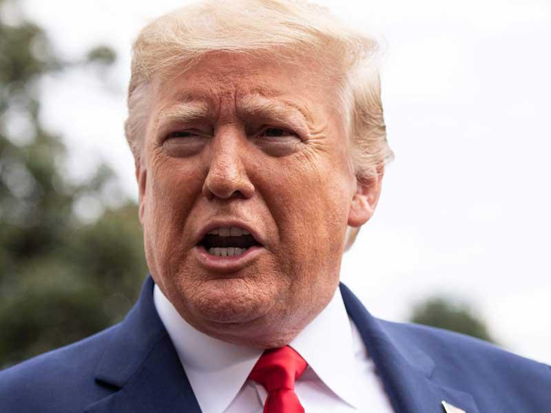 يتحدث الرئيس الأمريكي دونالد ترامب إلى الصحافة قبل مغادرته البيت الأبيض في واشنطن العاصمة