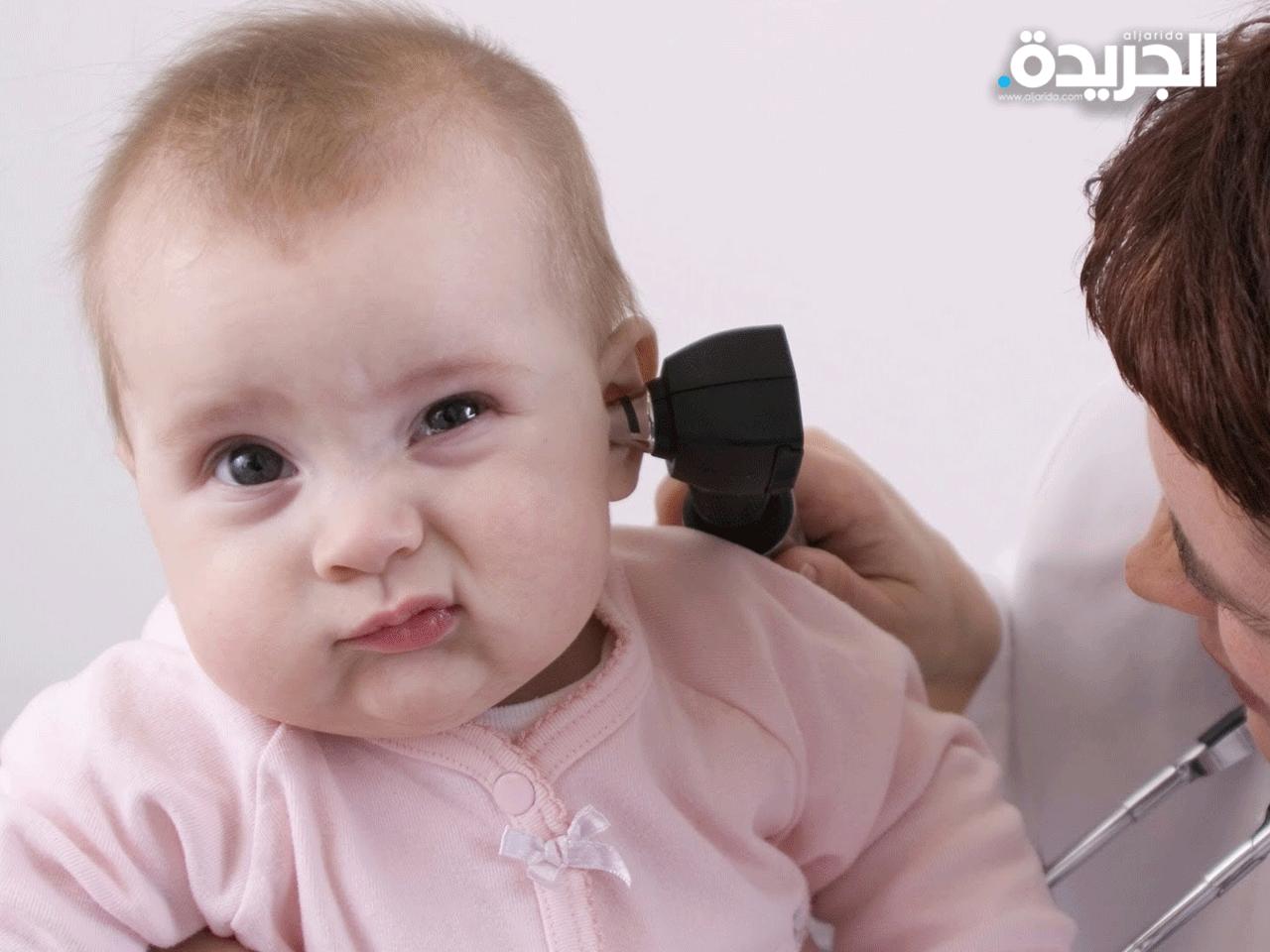 فحص سمع أحد الأطفال (ارشيف)