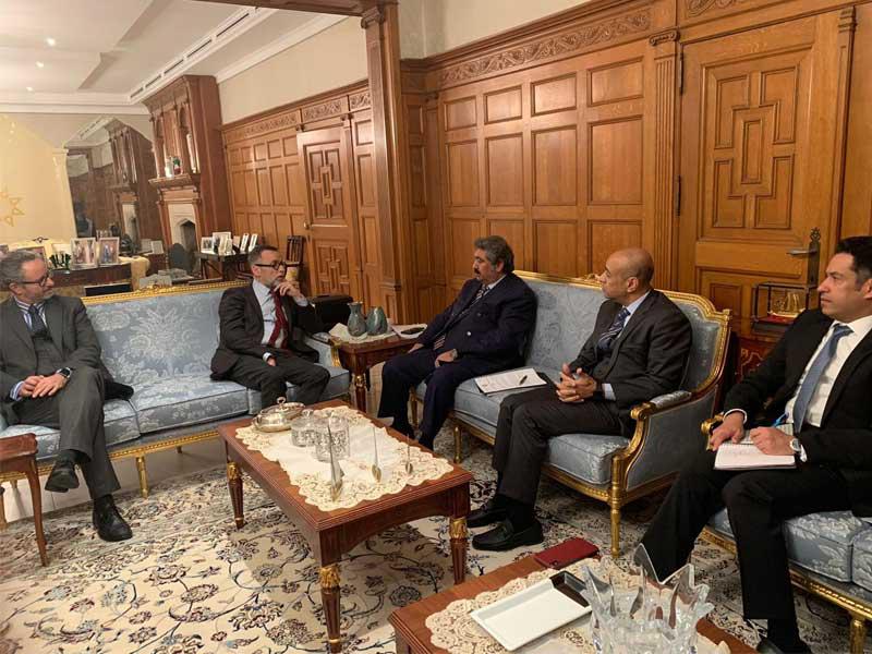 السفير وليد الخبيزي أثناء لقائه مع فيرناندو جنتليني