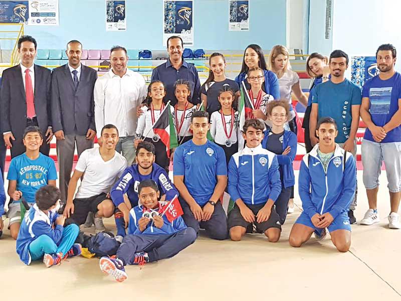 لاعبو ولاعبات منتخب الجمباز يحتفلون بإنجازهم مع أعضاء الوفد