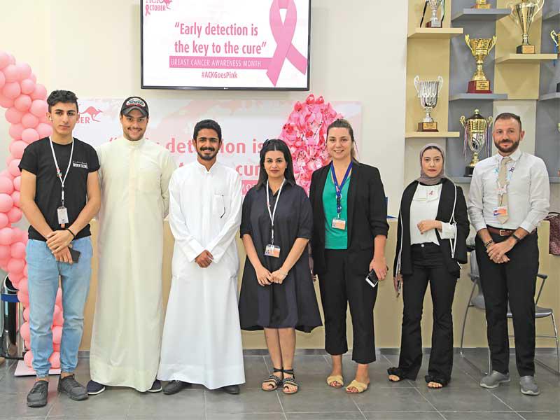  صورة تجمع قسم العلاقات العامة مع الطلاب المشاركين