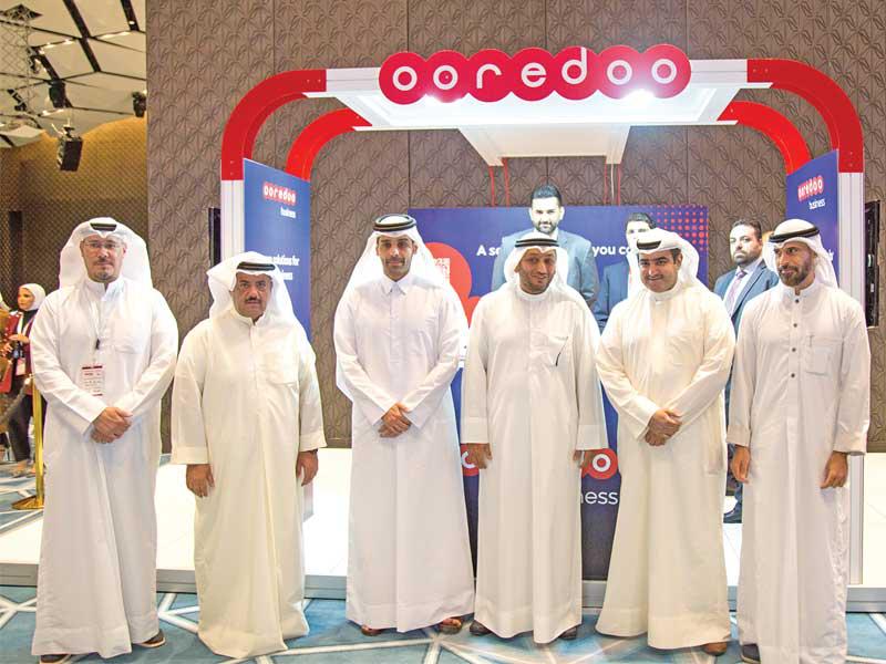 صورة جماعية مع الشيخ محمد آل ثاني وعبدالله العجمي وعبدالعزيز البابطين ومجبل الأيوب