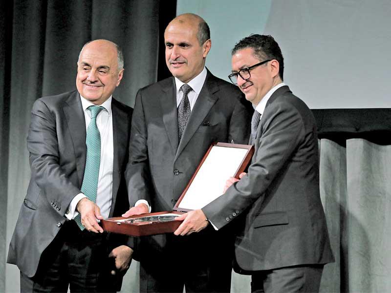 عصام الصقر يتسلم الجائزة