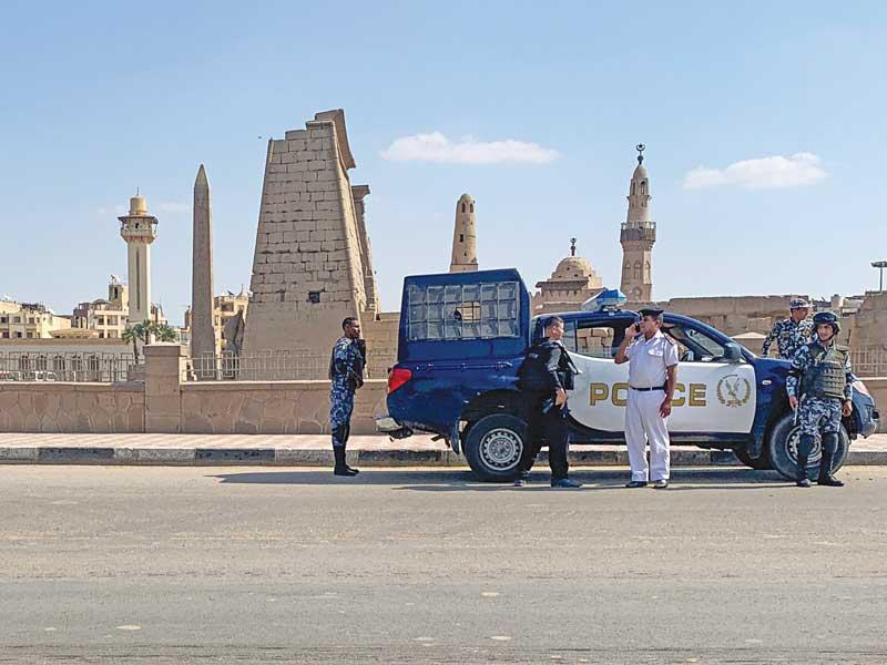 نقطة أمنية في منطقة الأقصر السياحية أمس (رويترز)