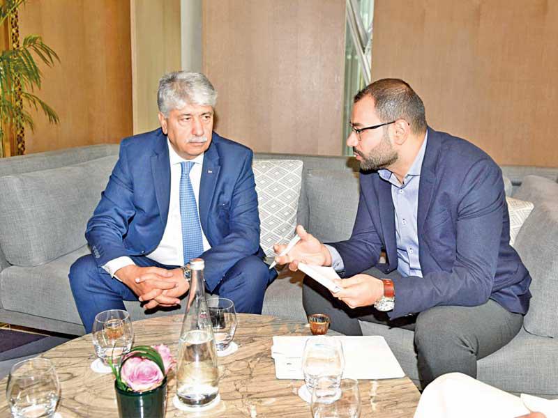 الوزير مجدلاني خلال حديثه إلى الزميل جورج عاطف