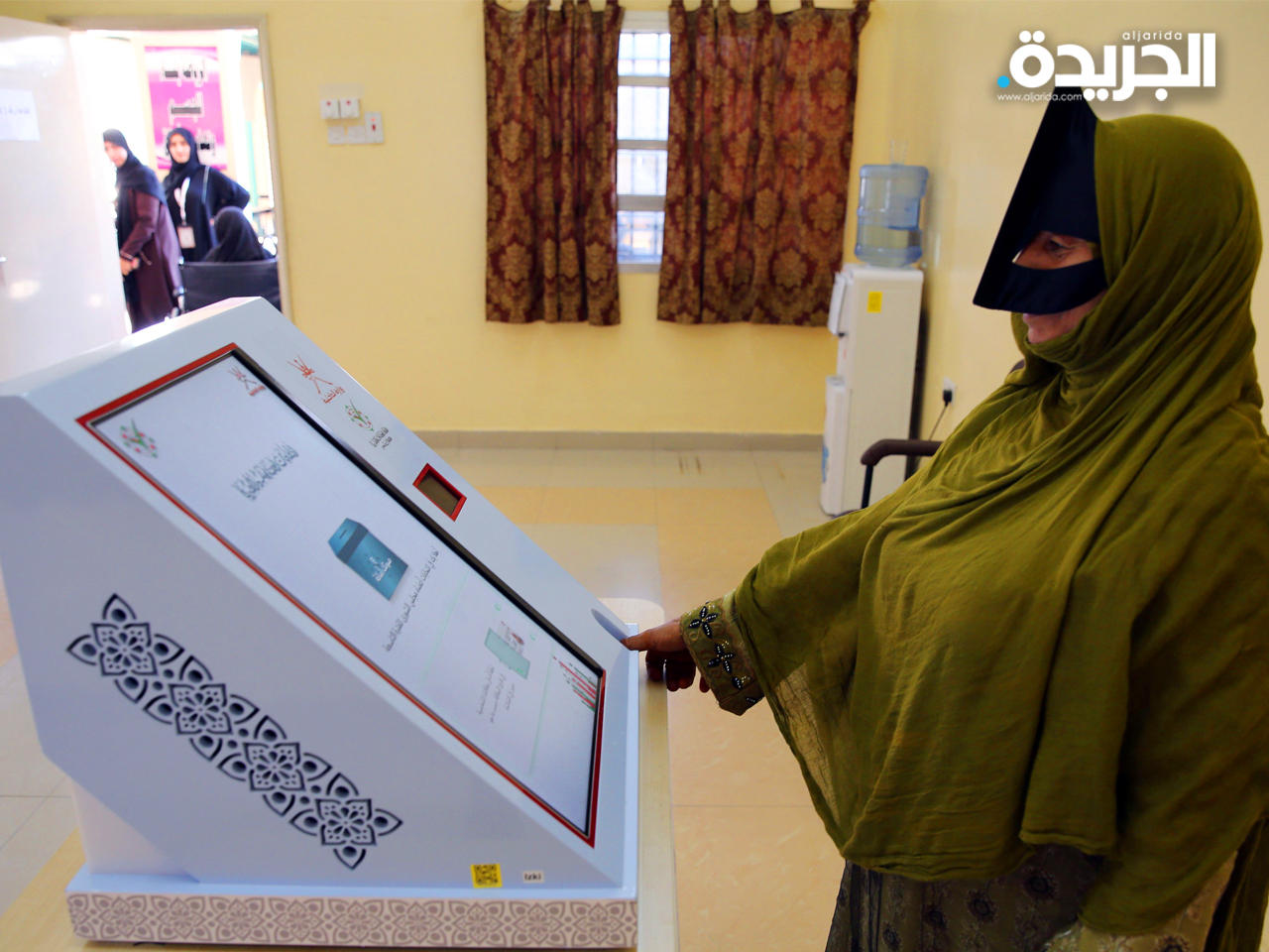 عمانية تدلي بصوتها