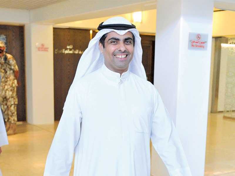 العدساني حاملاً صحيفة الاستجواب