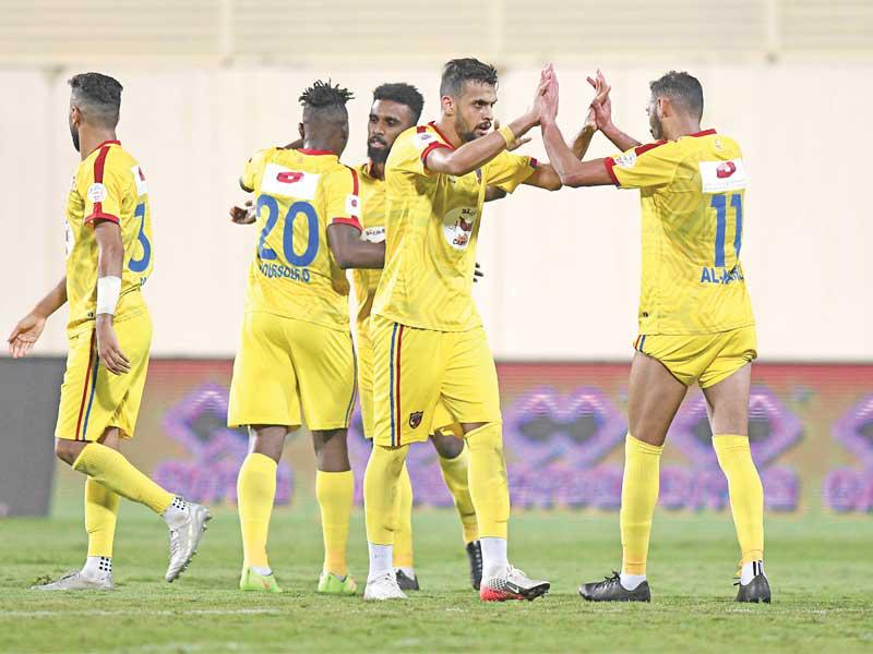 لاعبو الحزم يحتفلون بالفوز على الأهلي