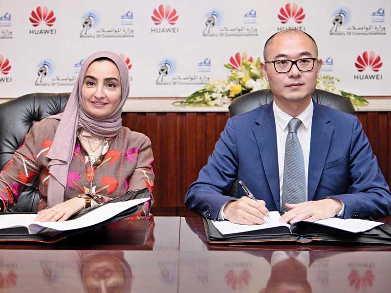 الشهاب وممثل شركة هواوي خلال توقيع اتفاقية تدريب أمس