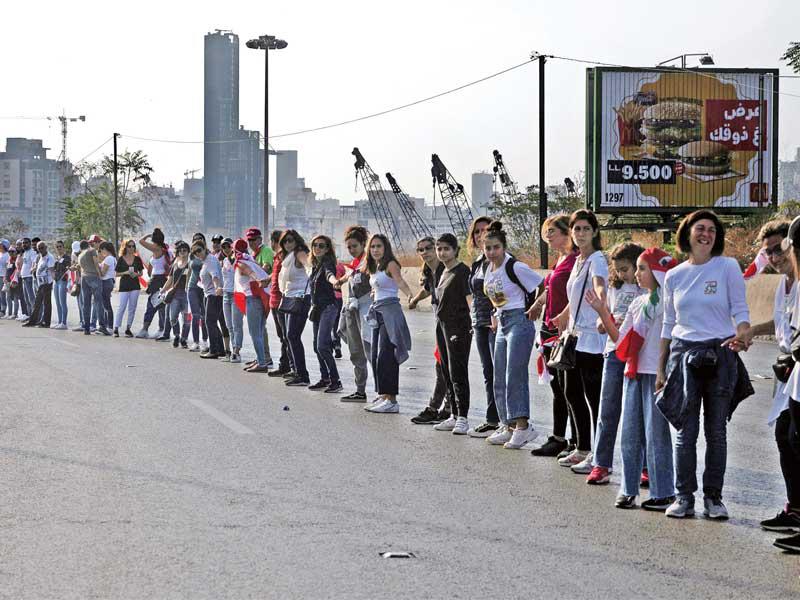 جزء من السلسلة البشرية في بيروت أمس (رويترز) 