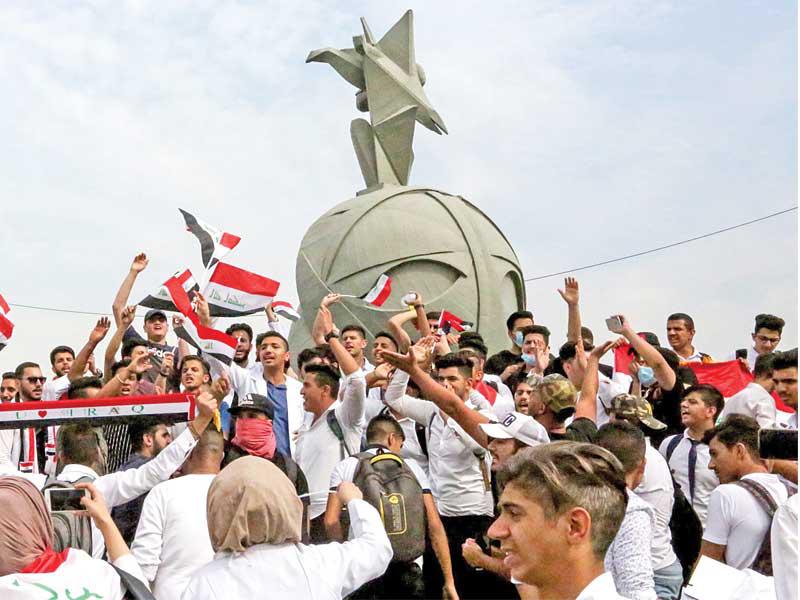 طلاب يتظاهرون ضد الحكومة في ساحة النسور ببغداد أمس  (أ ف ب)