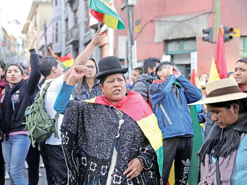 متظاهرون في لاباز احتجاجاً على إعادة انتخاب موراليس أمس الأول   (رويترز)