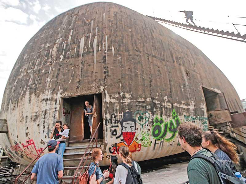 لبنانيون أمام مبنى البيضة في وسط بيروت قبل أيام (أ ف ب) 