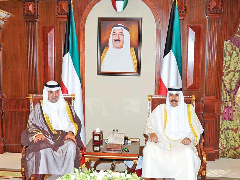 سمو ولي العهد مستقبلاً وزير الدولة لشؤون مجلس الوزراء أمس