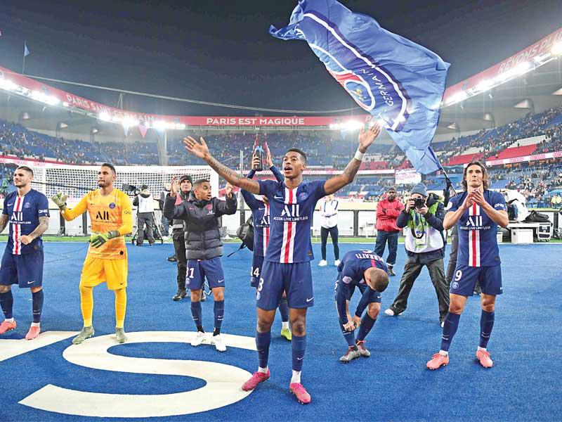 فرحة لاعبي سان جرمان بعد الفوز على مارسيليا