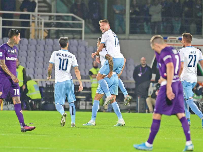 كوريا لاعب لاتسيو يحتفل بهدفه في مرمى فيورنتينا