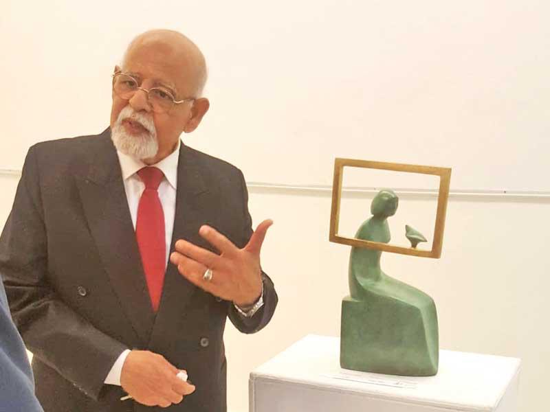 عبد المعين صالح خلال المعرض 