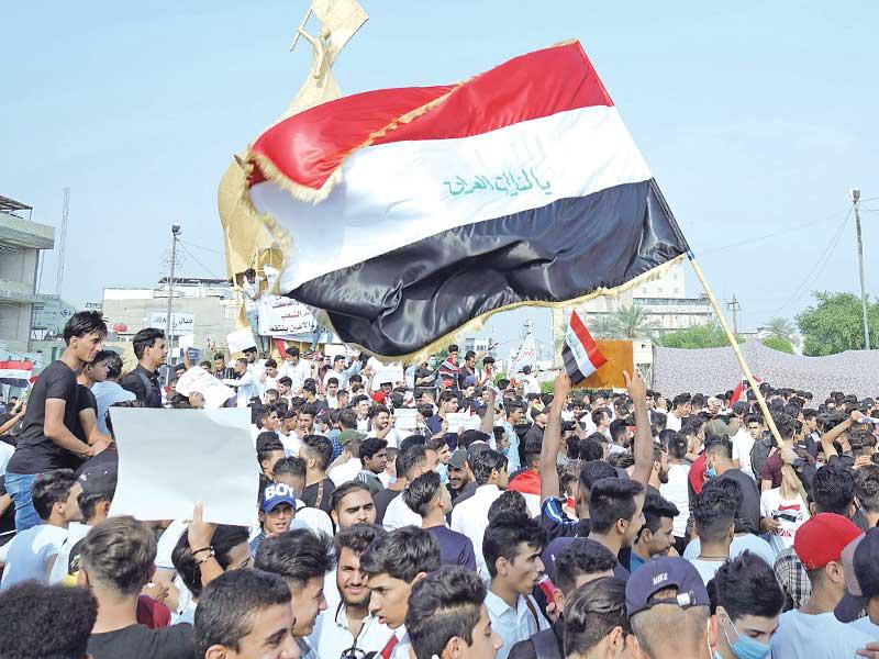 طلاب يتظاهرون ضد الحكومة في كربلاء أمس          (أ ف ب)