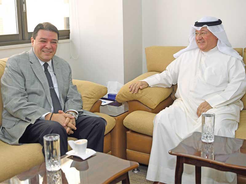 المستشار التنفيذي لرئيس التحرير الزميل سعود العنزي مستقبلاً السفير المكسيكي