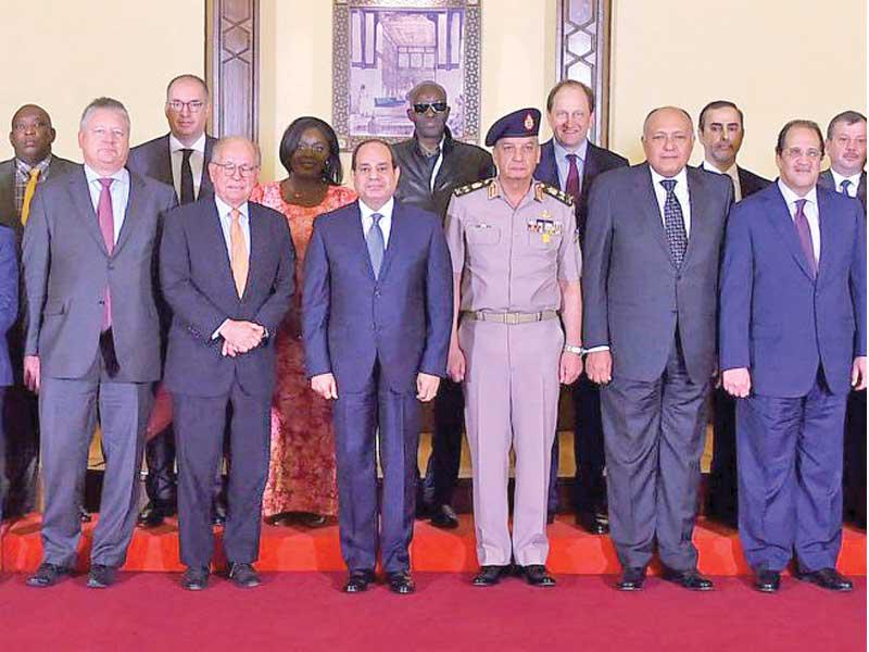 السيسي مستقبلا عدداً من كبار الشخصيات المشاركة باجتماع مجموعة «مؤتمر ميونيخ» بالقاهرة أمس الأول (رئاسة الجمهورية)