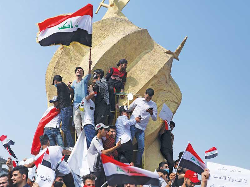 متظاهرون في كربلاء امس (رويترز) n