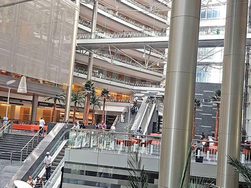 «التربية» أمس وقد أظلمت لانقطاع التيار الكهربائي