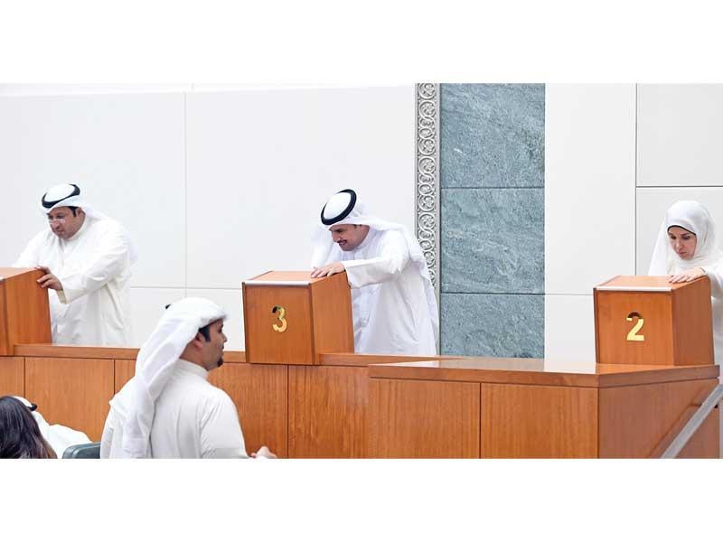 بوشهري والسويط والسبيعي على منصة التصويت