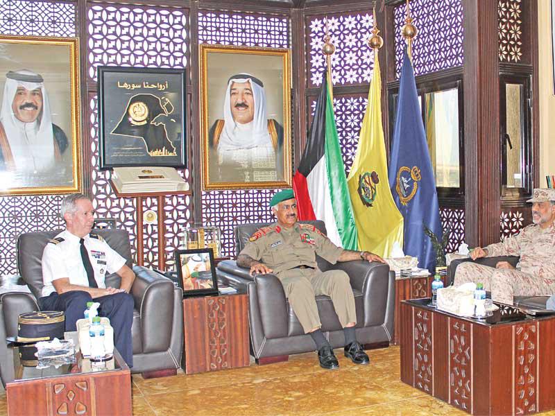  رئيس الأركان العامة للجيش الفريق الركن محمد الخضر بمكتبه و الملحق العسكري الفرنسي لدى البلاد العقيد الركن طيار باتريك بيكييه