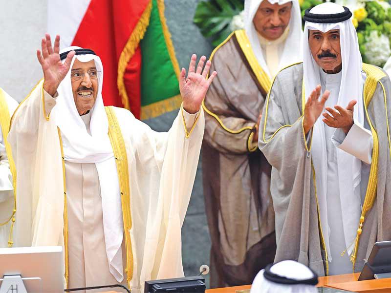 الأمير محيياً أعضاء السلطتين وبجواره ولي العهد في افتتاح دور الانعقاد الرابع لمجلس الأمة أمس   (تصوير عبدالله الخلف)