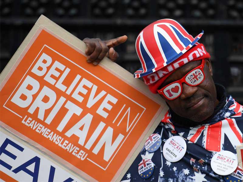 متظاهر مؤيد لخروج بريطانيا من الاتحاد الأوروبي يقف خارج مجلسي البرلمان في وسط لندن